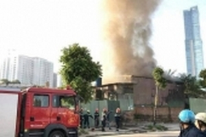 Cháy lớn ở khu nhà lợp tôn trên đường Trung Kính, một người mắc kẹt tử vong