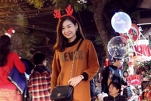 Người dân Hà Nội xuống đường đi chơi Noel sớm