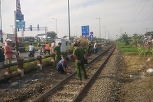 TP HCM: Chồng khóc ngất bên thi thể vợ bị tàu hỏa cán tử vong