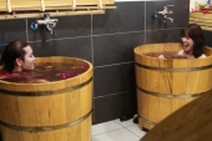 Không chỉ 'hẹn hò' bí mật, BB Trần còn thoải mái tắm chung với Hari Won ở Sapa