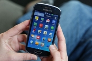 Samsung, LG, HTC đồng loạt khẳng định không làm chậm máy như Apple