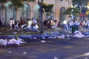 Thảm cỏ xanh bị dẫm nát, rác ngập nhiều tuyến phố TP HCM sau tiếng pháo giao thừa