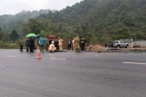 Ô tô 'điên' lao vào nhóm công nhân đang thi công trên đường, 5 người tử vong