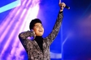 Fan lo lắng khi Noo Phước Thịnh bị ném ly trúng người khi hát ở quán bar