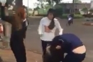 Nhóm nữ sinh thẳng tay dùng mũ bảo hiểm 'choảng' nhau giữa đường