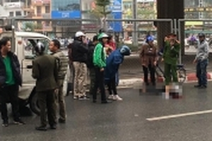 Hà Nội: Bàng hoàng thấy nam thanh niên rơi từ cầu vượt Ngã Tư Sở xuống đất