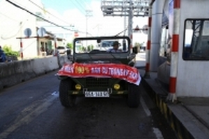 Tài xế dán băng rôn trước xe yêu cầu miễn vé qua trạm BOT Cần Thơ – Phụng Hiệp