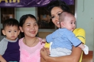 Hành động đẹp của Tân Hoa hậu H'Hen Niê và hai Á hậu sau đêm Chung kết