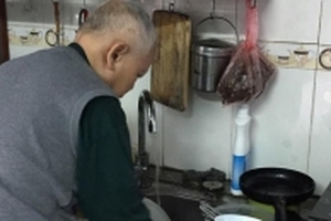 Choáng với bố chồng giúp con dâu phơi quần áo, rửa bát, may váy cho cháu