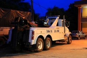 Xe cẩu ‘khủng’ có chữ Thanh tra giao thông bị ‘tố’ va chạm với ô tô con rồi bỏ chạy