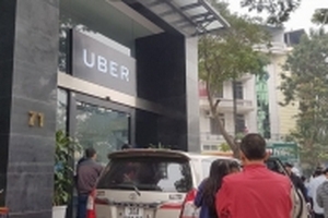 Tài xế chặn cửa đòi giảm chiết khấu, Uber Việt Nam nói 'sẽ tiếp tục lắng nghe'
