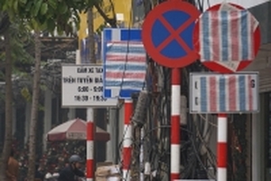 Sở GTVT Hà Nội bất ngờ bịt hàng loạt biển báo cấm ô tô trên phố