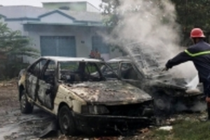 Đốt rác, đốt luôn 2 ô tô