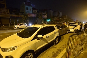 Hà Nội: Tai nạn trong đêm, 4 xe con 'hôn nhau'