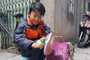 Cậu bé đánh giày kiếm tiền chạy thận chỉ thèm đón Tết cùng bố mẹ