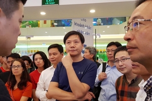 Ông chủ 'chỉ cười, không quát' của tập đoàn bán Redmi 5A