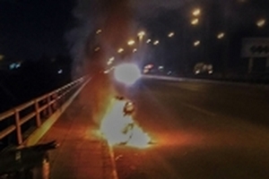 Nam thanh niên đốt xe máy rồi nhảy cầu tự tử