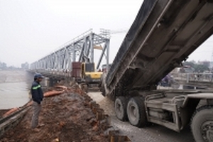 Mố cầu Đuống và nhiều nhà ven sông nứt toác: Sau 3 tháng mới bắt đầu được xử lý