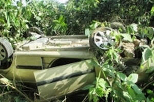 Nghệ An: Xe ô tô con lao xuống vực, 5 người may mắn thoát chết