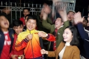 Bố cầu thủ Quang Hải: 'Tôi choáng váng, ngất xỉu, không dám xem trận bán kết con trai đá'