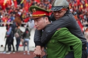 Sân Mỹ Đình quá tải trong trận chung kết, nhiều người bị thương