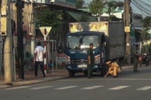 Tài xế xe tải bỏ chạy sau khi cán chết nam sinh viên