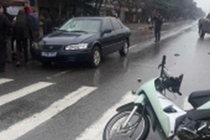 Va chạm với xe biển xanh, người phụ nữ bị hất văng gần chục mét