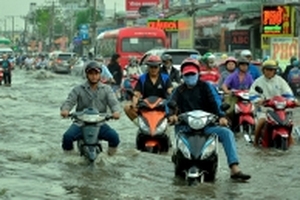 Sài Gòn vỡ đê bao, kẹt xe trong ngày triều cường đạt đỉnh