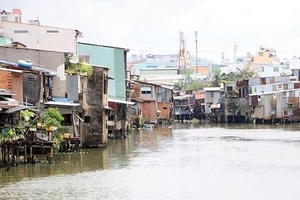 TP HCM sắp xóa hàng chục ngàn nhà tạm ven sông