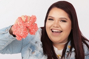 Cô gái kiếm 46 tỷ đồng mỗi năm nhờ quay video dạy làm chất dẻo ma thuật