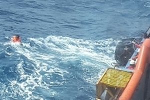 Cứu nạn thành công 8 ngư dân bị chìm tàu trên biển