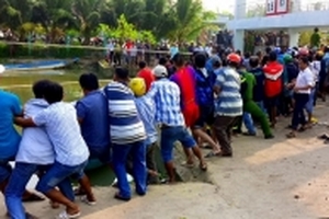 Hơn trăm người giải cứu nạn nhân bị kẹt giữa nắp cống