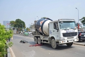 TP HCM: Va chạm với xe bồn, người đàn ông tử vong thương tâm