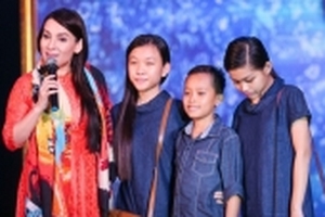 Phi Nhung: 'Áp lực lớn nhất là nuôi dạy 21 đứa con'