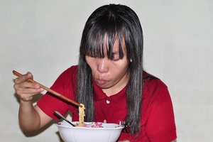 Bị công ty nợ lương, công nhân ăn mì gói cầm cự qua Tết