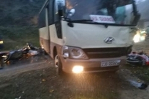 Va chạm với xe khách, 2 người đi xe máy thương vong