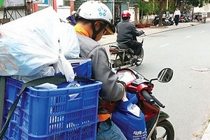 Giá tăng gấp ba, shipper từ chối khách vì tắc đường