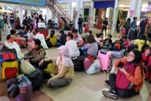 Tàu Tết Sài Gòn - Hà Nội bị 'delay', hàng nghìn người vạ vật sân ga