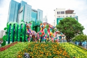 Linh vật năm Mậu Tuất khổng lồ tại đường hoa Nguyễn Huệ