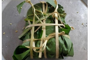 Chùm ảnh lần đầu gói bánh chưng: Người khéo kẻ vụng