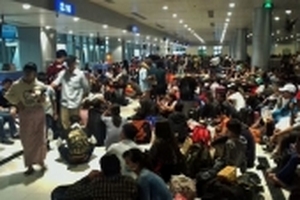 Kẹt cứng phòng chờ Sân bay Tân Sơn Nhất đêm Giao thừa