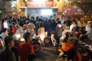 Sau giao thừa, chùa ở TP HCM quá tải