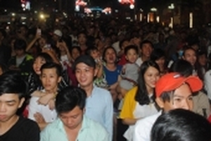 Người miền Tây ùn ùn kéo đi xem pháo hoa mừng năm mới, QL 91 ùn tắc