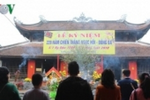 Tấp nập du khách viếng đền thờ Quang Trung và đền ông Hoàng Mười