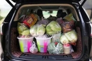 Bố mẹ chất đồ quê đầy ôtô cho con lên thành phố