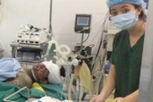 Mổ cấp cứu cho 2 người bị thương do hỗn chiến ở Sài Gòn