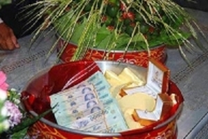 Tranh cãi chuyện nhà gái thách cưới nhà trai 100 triệu đồng