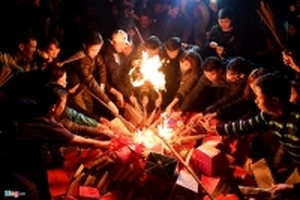 Đốt 100 kg vàng mã để châm lửa lấy đỏ