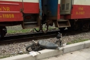 Cố vượt đường sắt, thanh niên đi xe máy chở gas bị tàu hỏa đâm tử vong