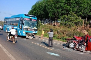 Vụ xe con 'đấu đầu' xe khách Phúc Minh: Xe con sai trước vì lấn làn?